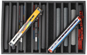 DS065A005 Intarsio in schiuma 00 Gauge - verticale - 11 slot per modellini di locomotive, carri e veicoli ferroviari