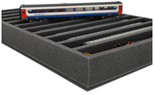 DS065A005 Intarsio in schiuma 00 Gauge - verticale - 11 slot per modellini di locomotive, carri e veicoli ferroviari