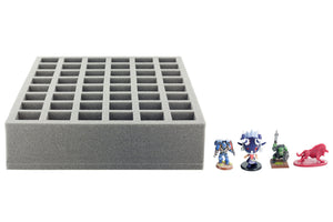 FS070I048BO Full-Size Schaumstoffeinlage im Vergleich zu einer Games Workshop Tabletop Miniatur Space Marine mit Sprungmodul
